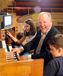 Smiling-Organ-Player